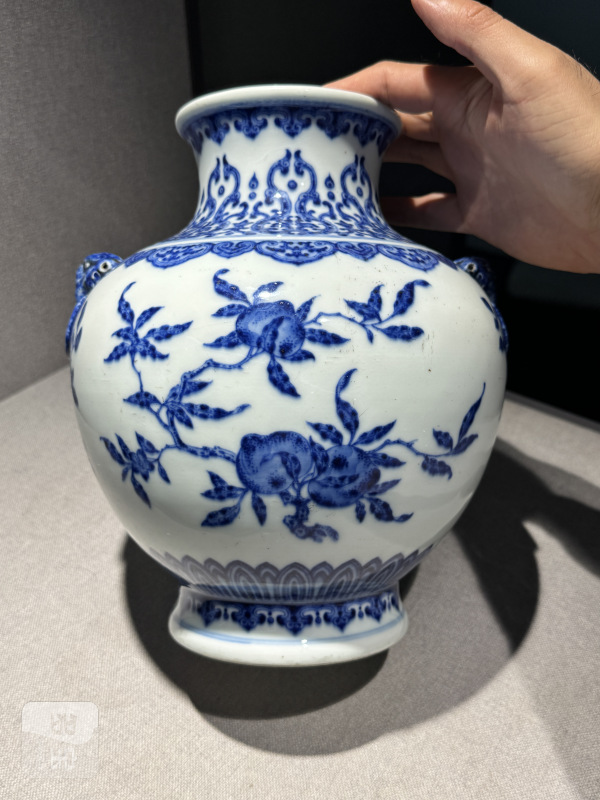 清乾隆 青花折枝瑞果纹兽耳衔环尊 - 图6